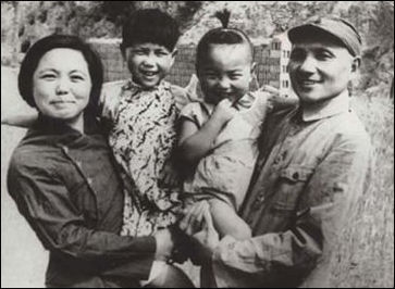 20111030-wikicommons Deng Xiaoping family1945.jpg